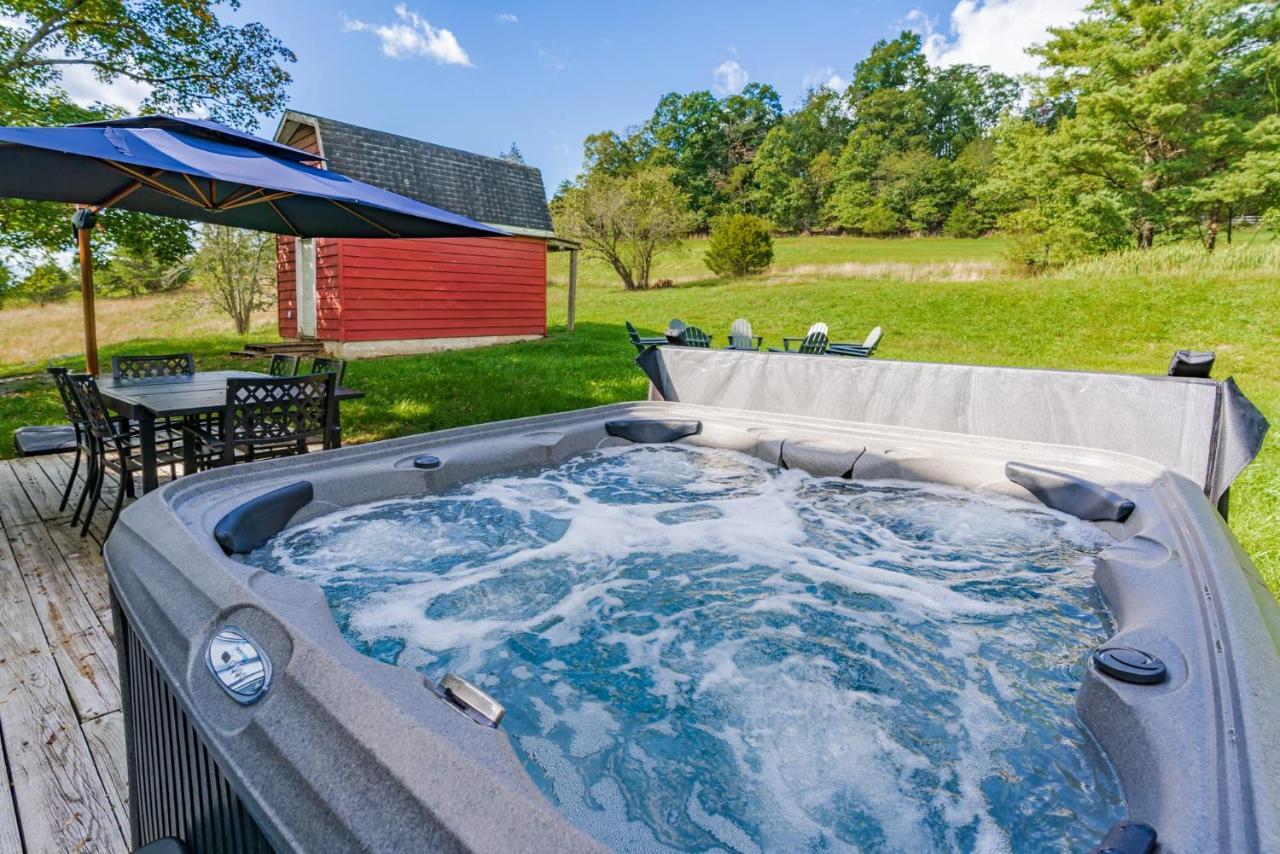 Large Modern Farmhouse W Hot Tub, Fire Pit & Games Villa Berkeley Springs Exterior photo