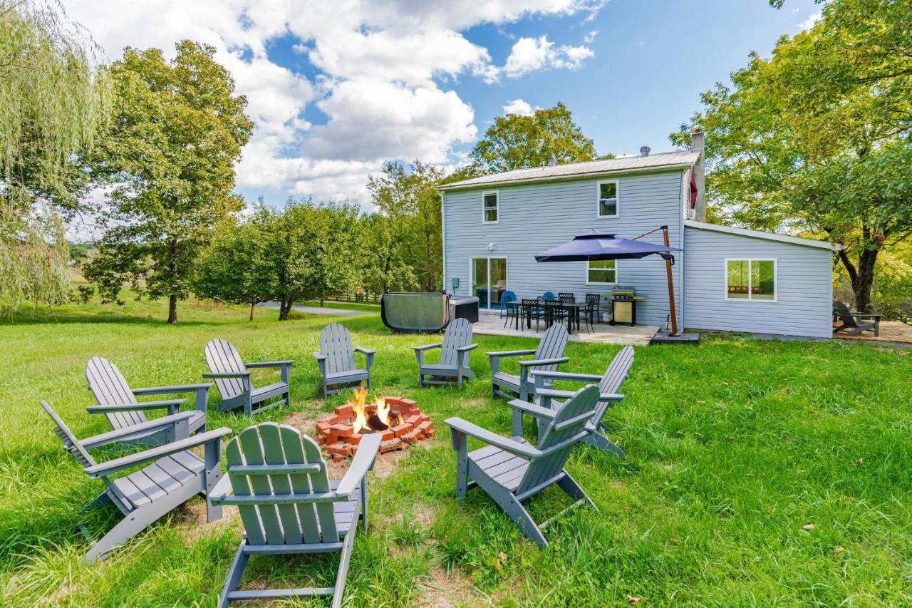 Large Modern Farmhouse W Hot Tub, Fire Pit & Games Villa Berkeley Springs Exterior photo