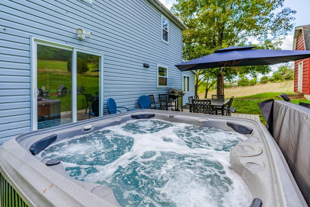 Large Modern Farmhouse W Hot Tub, Fire Pit & Games Villa Berkeley Springs Exterior photo